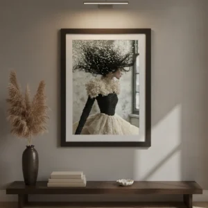 Драматична жена с черна коса, обгърната от вихър от бели перли, черна перлена рокля с дълги ръкави, елегантен профил в тъмна гама, висша мода сюрреализъм