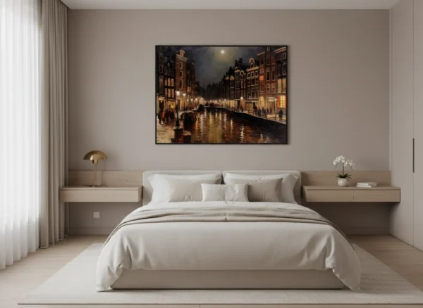 Нощен канал в Амстердам под голяма луна, класически къщи с топли светлини, лодки и хора по брега, импресионистичен стил