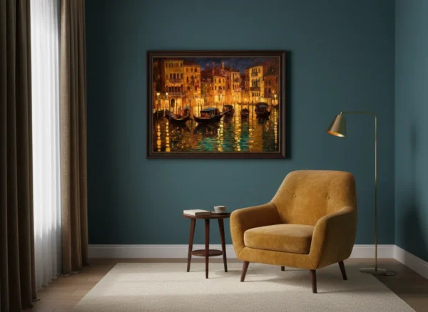 Нощен канал във Венеция с гондоли и високи къщи, топли оранжеви светлини от прозорци и фенери, отражения във водата, импресионистичен стил в тъмносиньо и златисто-оранжево