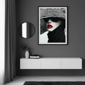 Жена с голяма черно-бяла раирана шапка, тъмни слънчеви очила и червени устни, черен шал и фон в черно-бяло, висока мода стил с драматичен контраст