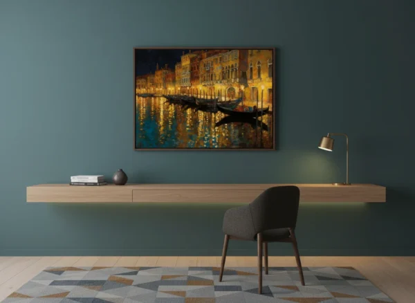 Нощен канал във Венеция с гондоли и високи къщи, топли оранжеви светлини от прозорци и фенери, отражения във водата, импресионистичен стил в тъмносиньо и златисто-оранжево