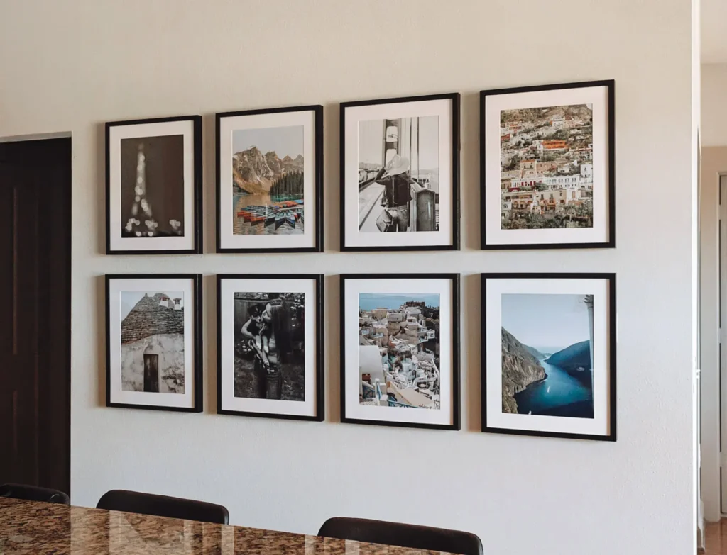 Симетрична галерийна стена с еднакви рамки и равни разстояния