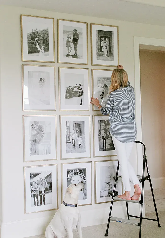 Симетрична галерийна стена с еднакви рамки и равни разстояния