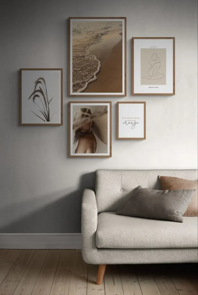 галерийна стена с различни размери рамки над светъл диван
