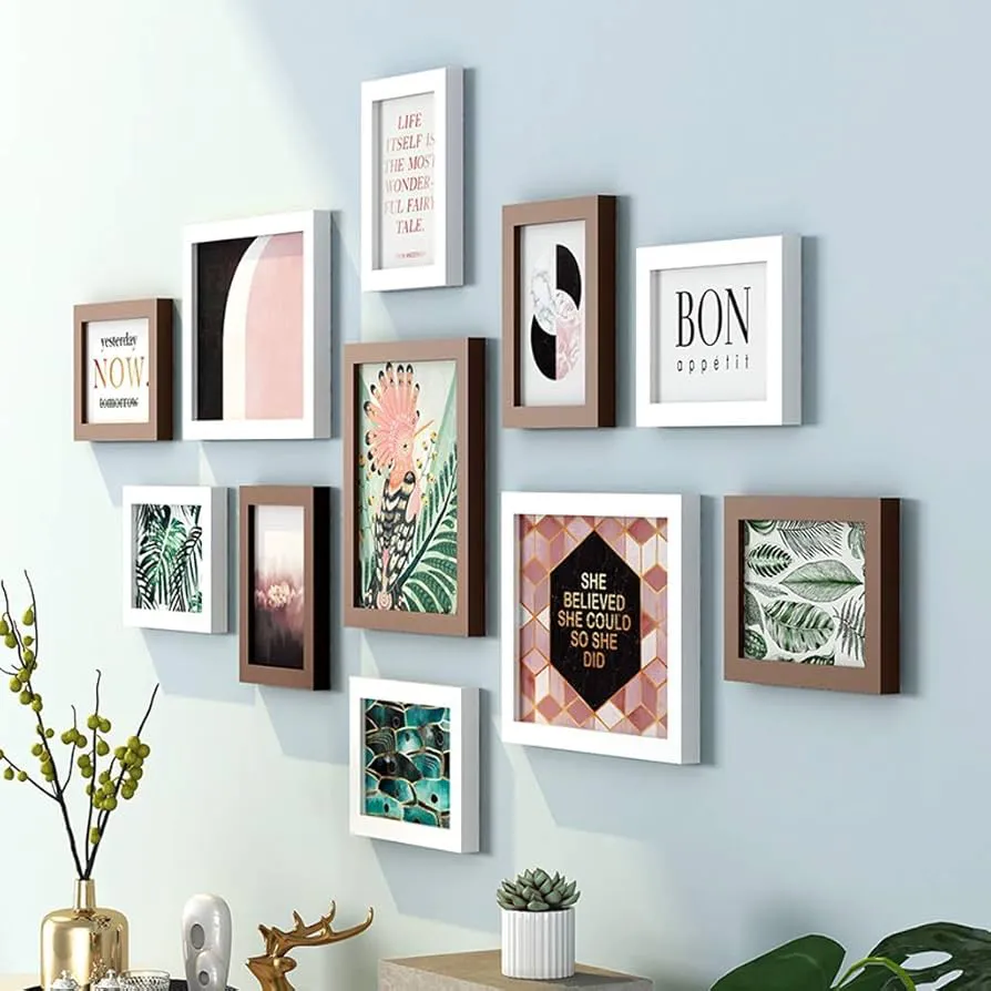 Асиметрична композиция от принтове с различни формати и визуална тежест