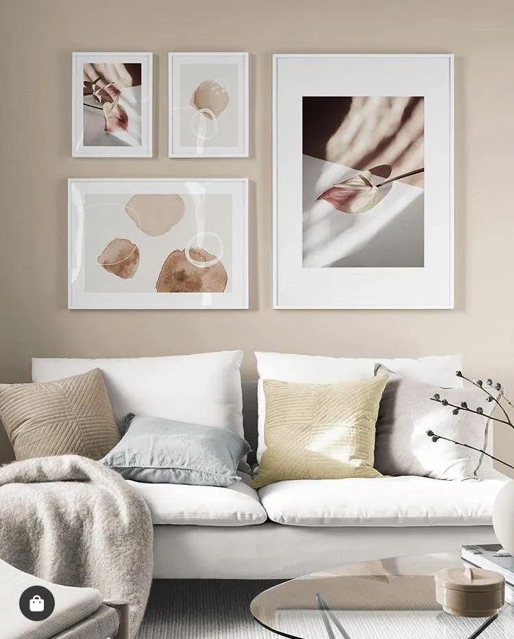 Асиметрична композиция от принтове с различни формати и визуална тежест